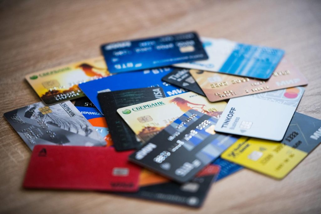 kreditnye-karty-s-prosrochkami-prichiny-posledstvija-i-sposoby-reshenija