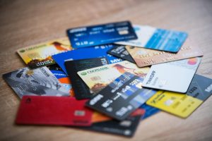 kreditnye-karty-s-prosrochkami-prichiny-posledstvija-i-sposoby-reshenija