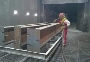 Дробеструйные камеры: как выбрать оборудование для качественной обработки металла
